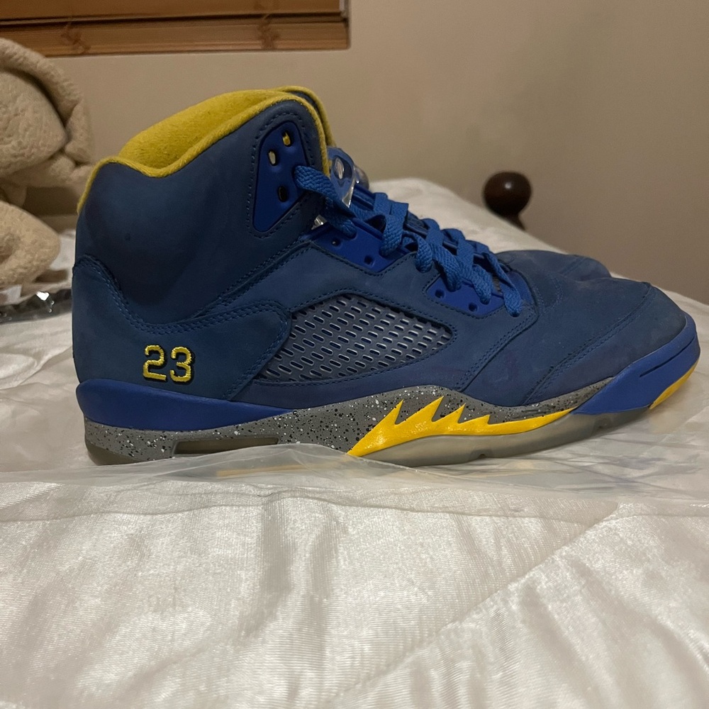 Jordan 5 Laney size 11. (Used condition)